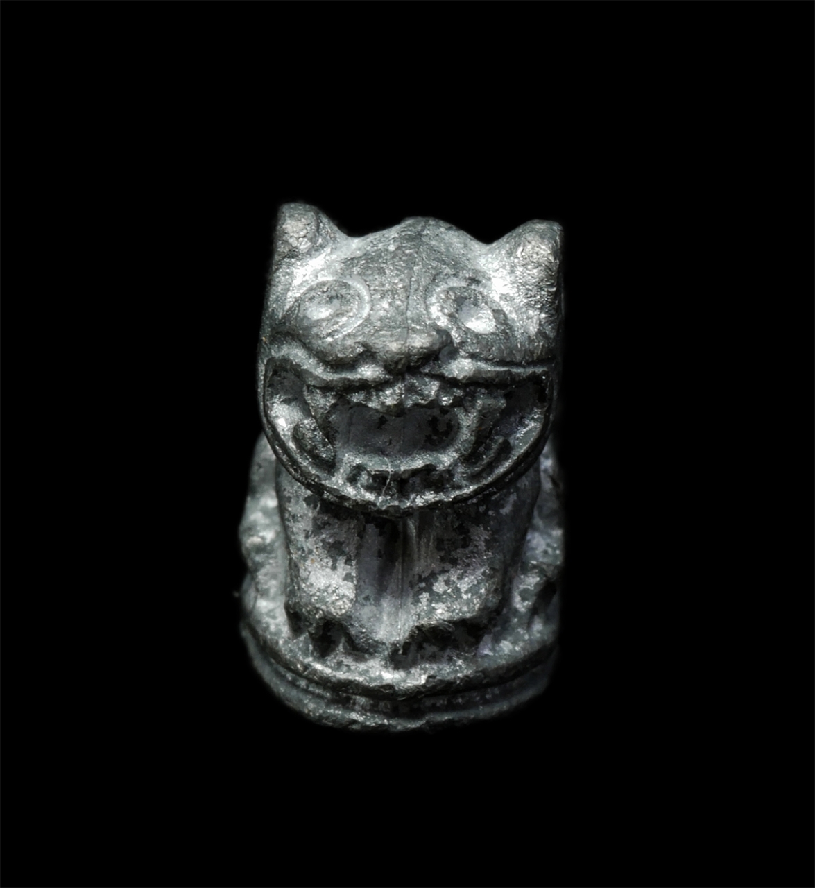 2569-01-25 (151)ย.jpg - เสือสาริกาจิ๋ว หลวงพ่อสมชาย ฉันทสโร วัดปริวาส กรุงเทพฯ เนื้อชินตะกั่ว มีจารย้นต์ใต้ฐาน อายุวัฒนมงคล 5 รอบ 60 ปี พ.ศ.2556 ผู้เป็นศิษย์ก้นกุฏิของ หลวงพ่ [..] | https://kamulet.in.th